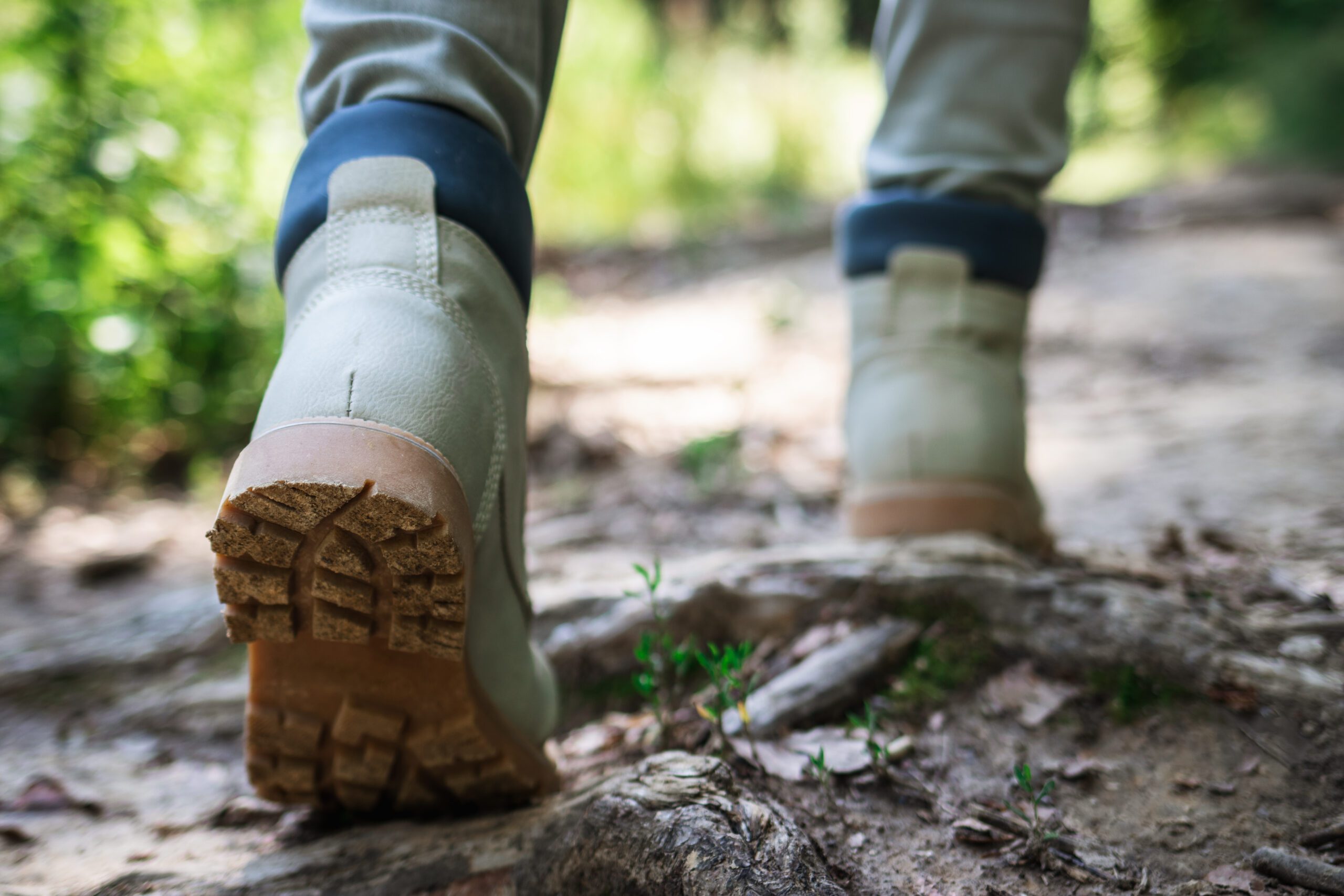 bota de senderismo turista caminando por el sendero en el bosque