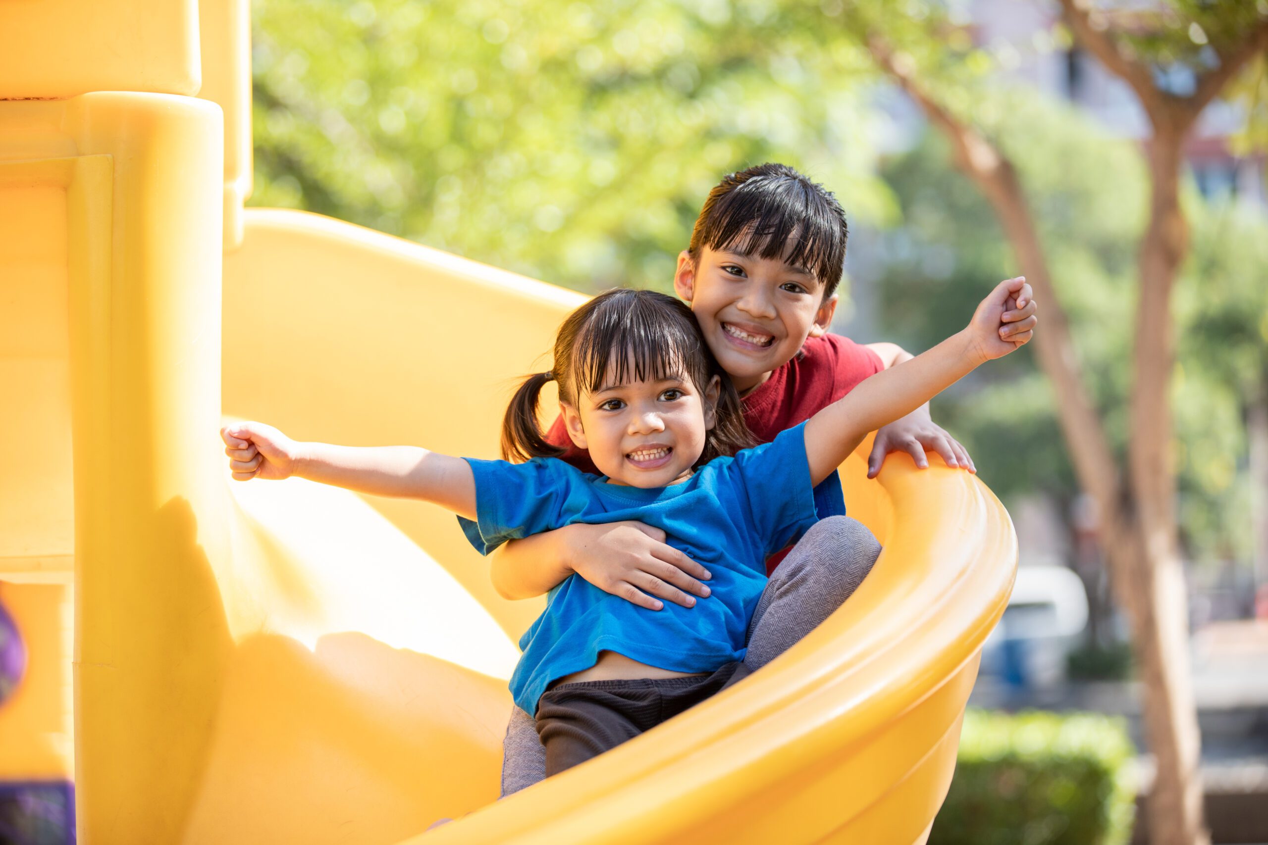 Niños en el tobogán